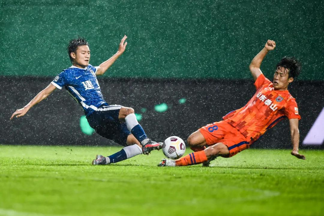 يوفنتوس وإنتر ميلانصراع العمالقة في الكالتشيو