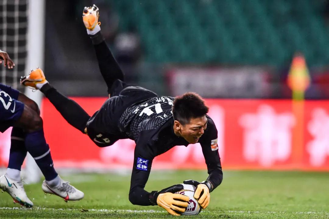 يوفنتوس ضد ميلانمعركة ساخنة في سوق الانتقالات الصيفية