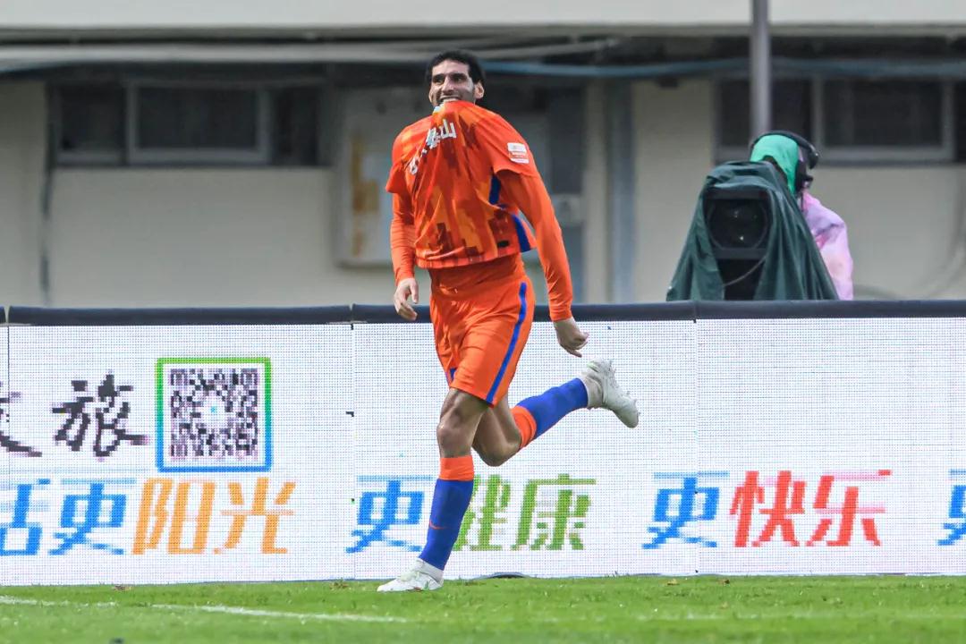 ليفربول يتغلب على توتنهام بنتيجة 2-1 في مباراة مثيرة